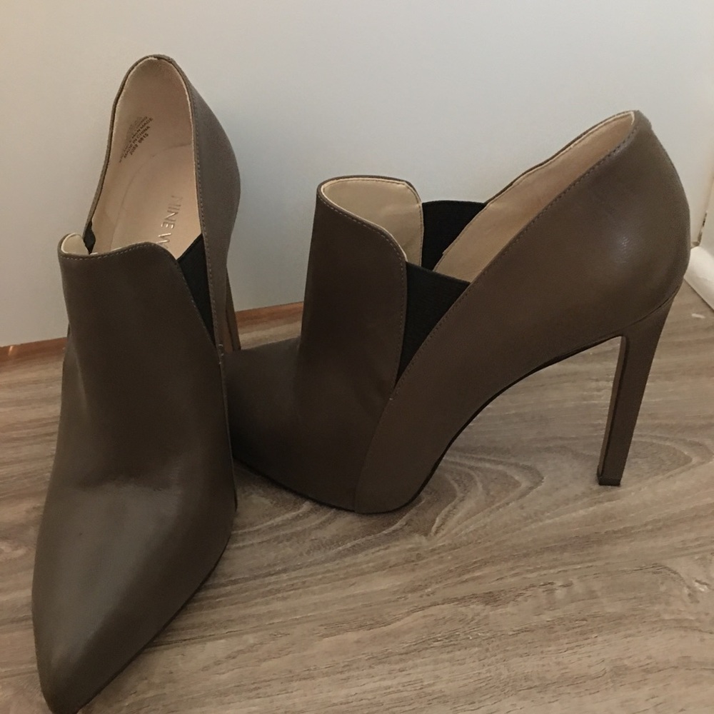 Taupe heels with pointy toe